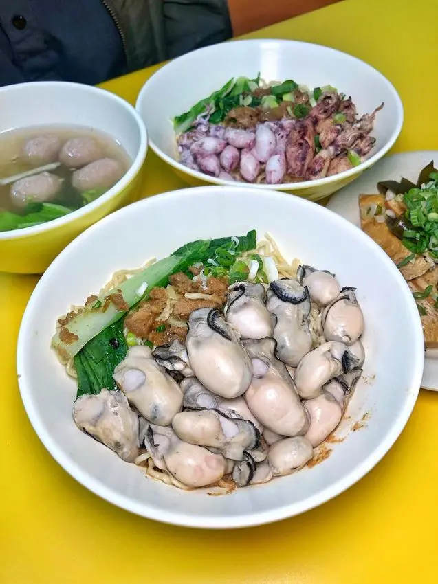 台南北區【天天意麵】新推出隱藏版「鮮蚵意麵」「小卷意麵」新鮮飽滿多汁 每日限量供應售完為止 | 小白只饗ㄔ美食
