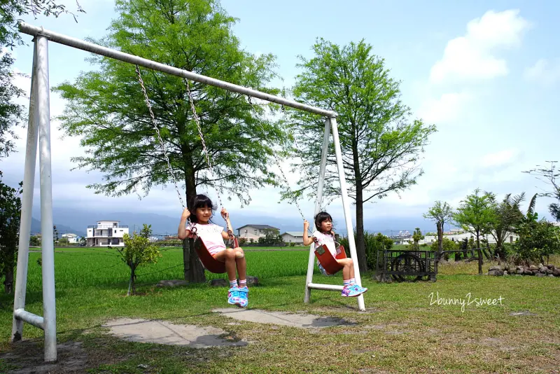 [親子餐廳。宜蘭] 七零年代舊時光咖啡～懷舊紅磚柑仔店 x 自在奔跑大草坪 x 魚池、沙坑、盪鞦韆 x 平價美味餐飲～讓全家人自在用餐的田園餐廳