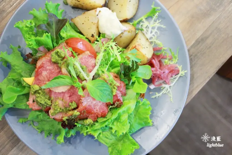[ 板橋美食 ] 淺藍 × 光權 Kuangs Bistro～生菜滿滿的美味早午餐