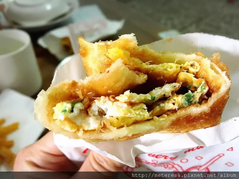 【南投名間美食】小發財車開到哪，人氣就到哪～排隊人氣小吃香酥『小米蛋餅』