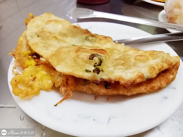 【新北三重】無名蔥油餅(炸蛋餅) | 秀江街隱藏平價早餐美食 用夾子吃的現桿炸蛋餅 傳統古早味飄香
