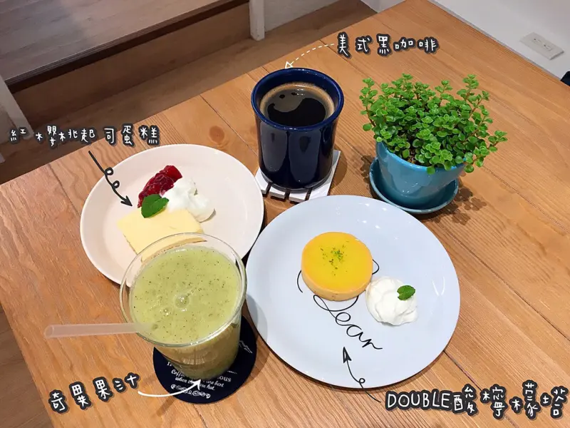 美食►桃園中壢┃Numbear 13 Café┃中原商圈新IG打卡勝地，藍白小屋簡約純淨！室內有如“無印”風格，果汁、咖啡不錯