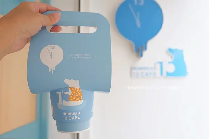 《桃園♥食記》Numbear 13 Café。中原大學簡約純白的藍色小屋，外帶杯坐著懶洋洋北極熊，萌萌模樣簡直超療癒！