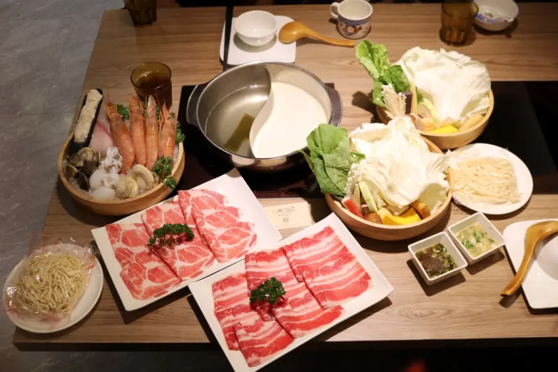 行天宮火鍋餐廳推薦→不吃猴原味湯鍋~精選雙人海陸套餐中的特選紅蝦鍋、必點雪白味噌湯，別家吃不到的好味道！