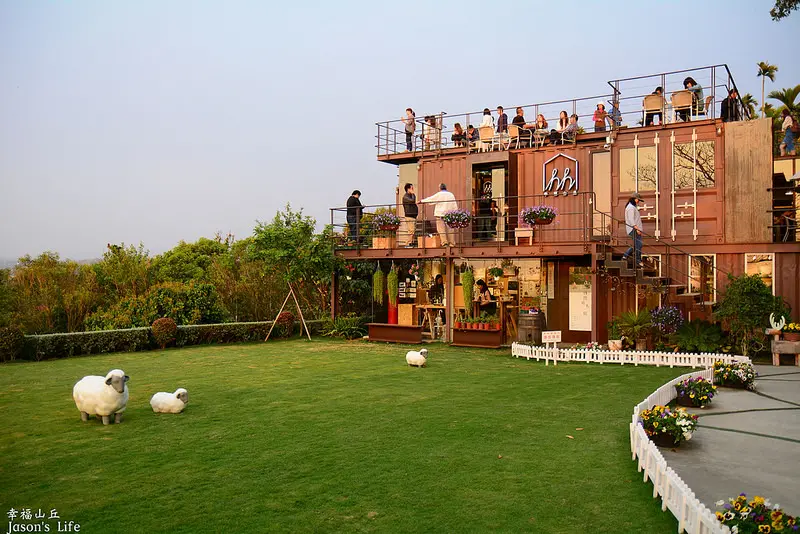 【嘉義東區｜景點】無料景點，可享用下午茶，貨櫃屋展望台，瞭望嘉義山林，大塊草皮，適合親子同樂，麵包和甜點口味不錯。幸福山丘