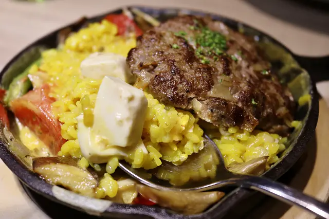 【台北美食】時光．我們的 OurTime(原義達餐廳)-『台北小巨蛋站』漢堡排火山爆發起司熔岩滾滾流下