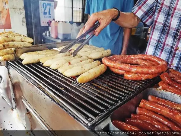 【香腸枝】安南區銅板美食#台南人的下午茶#香腸黑輪#古早味紅茶#大腸包小腸#木炭烤#黑輪伯