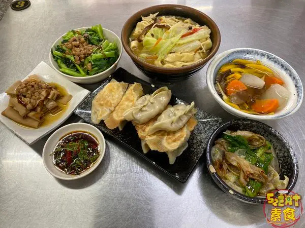 台中南屯素蔬食》陳家素食鍋貼專賣店菜單價位大公開！料好實在欲罷不能的黃金素煎餃~台中精誠路必吃美食小吃餐廳推薦。