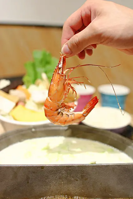 【台中南屯區 -  大樂鍋精緻鍋物專賣店】台中小火鍋推薦║東興路上的平價小火鍋！鍋井燒一鍋兩吃！特別推薦藥膳海陸鍋！湯頭順口又甘甜！