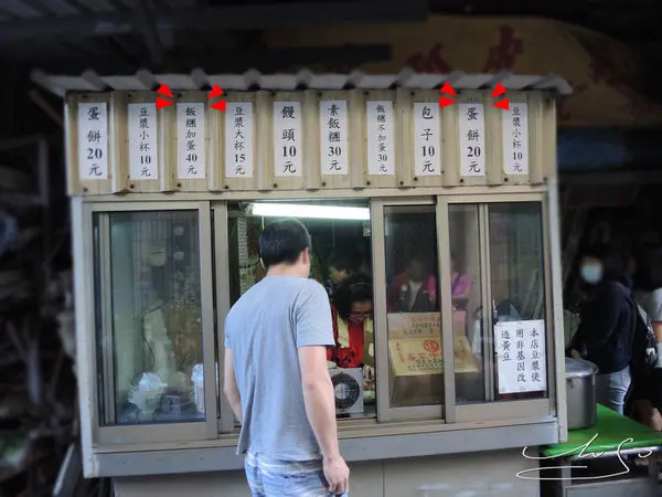 【苗栗 後龍】火車站前福德宮巷子飯糰 ➤ 飽滿飯糰 / 超大份量蛋餅 / 豆漿30元一大袋 ((內行才知道 在地好滋味