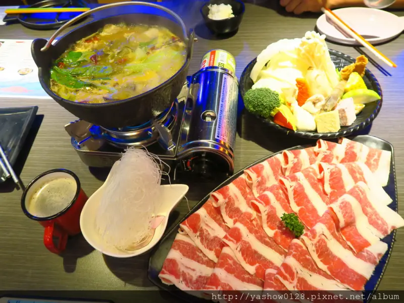 【台中公益路】水貨炭火烤魚(公益店)~~魚火鍋新上市，新鮮黃帝魚搭配獨家老壇酸菜湯頭的個人火鍋，保證別間吃不到~~而熊掌烤魚更是讓你魚與肋排一次兼得，烤魚吃完還可以再來個麻辣燙，一爐兩種吃法，多人來會