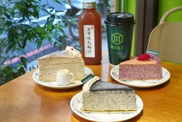 【桃園｜中壢美食】魔法氛子｜扎實奶香芋泥、夢幻玫瑰桑葚，甜點店首見超台烏梅汁 / 中原美食 / 中原夜市必吃 / 中壢中原甜點 / 中壢千層