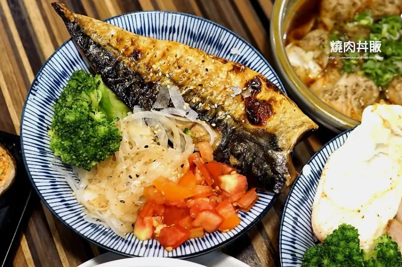 忠孝敦化 / 燒肉丼飯 ✿ 燒肉丼販 丼飯專門店 ✿ 東區人氣平價丼飯 / 販賣機點餐 / 飲料味噌湯, 無限暢飲！ (菜單 / menu)