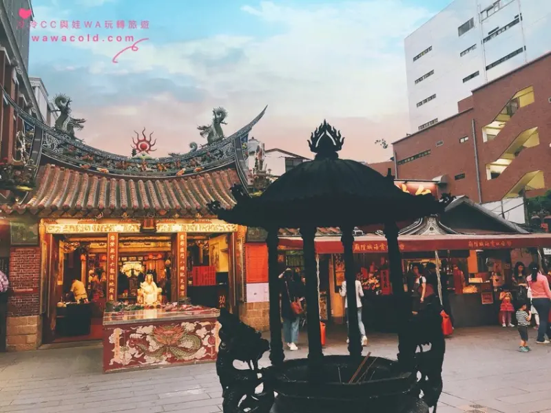  台北 大稻埕 │ 一起漫步百年風華迪化街、喝霞海城隍廟月老加持的大盜陳月老奶茶跟烏魚子奶蓋