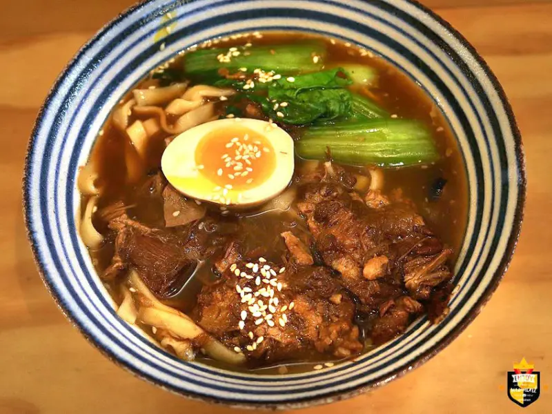 台南麵店／平日只賣晚餐時段／私房調料自製麵條／大量蔬果+秘製漢方熬湯／自家醃製天然酸白菜／無鹽無味精／隱身巷弄百年老宅