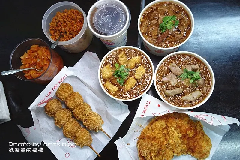【台中東區】非比尋腸麻辣大腸麵線(復興店)；非吃不可銅板小吃！柴魚湯底麵線滑順夠味，加上自加辣菜脯跟涼拌辣洋蔥超對味！麵線每天新鮮熬煮，雞排也超推薦！