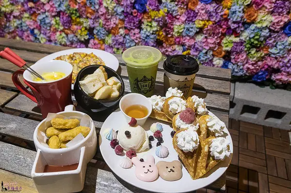 1683夜景咖啡|台中沙鹿--台灣大道上的夜景咖啡餐廳，有著唯美大花牆超好拍照，適合下班小聚、約會的浪漫場地