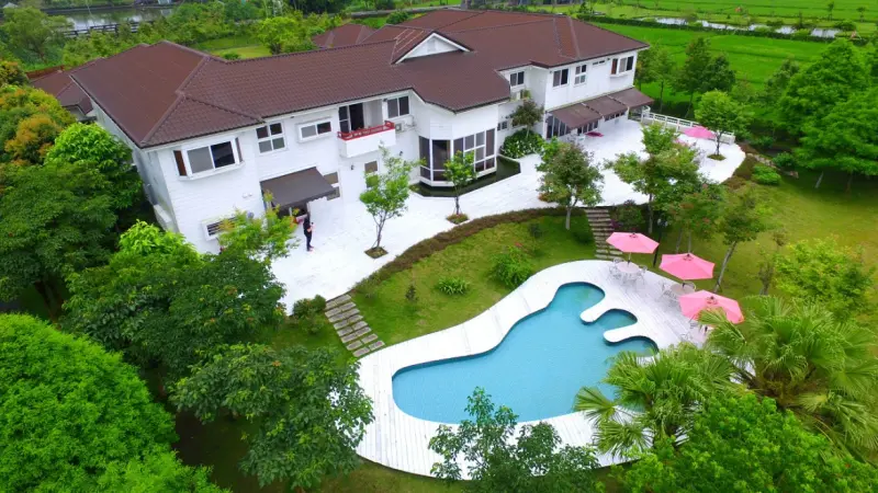 超美！宜蘭白宮秘境，婚紗拍照聖地：天然湧泉,美麗湖畔,免費協力車自行車,戲水池,划船,撞球,在地下午茶(一泊二食)推薦,獨門獨棟設計(日式和室.獨立陽台)~CP值超高，連假度假住宿推薦。