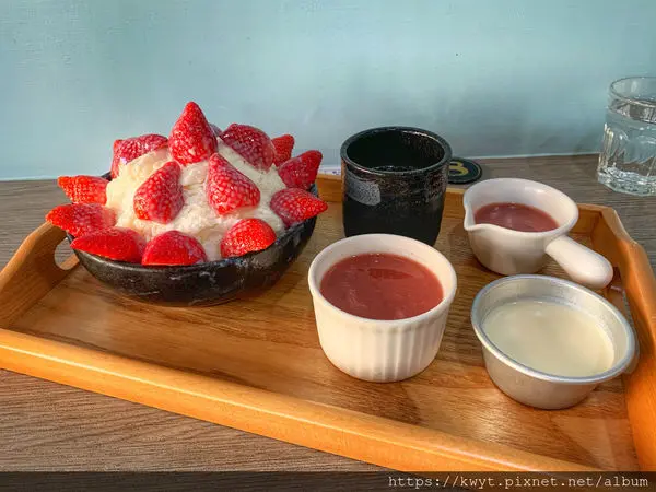 【高雄。美食】津芒果冰品店。當季水果草莓吃起來，手工奶酪、自製果醬超讚｜附菜單
