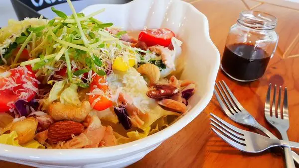 【台南市-東區】商業午餐、下午茶點心、輕食沙拉、晚餐聚會『黑鐵意思料理』提供多元餐點，種類豐富~適合聚餐、約會、親子共食的好所在喔ӦｖӦ｡