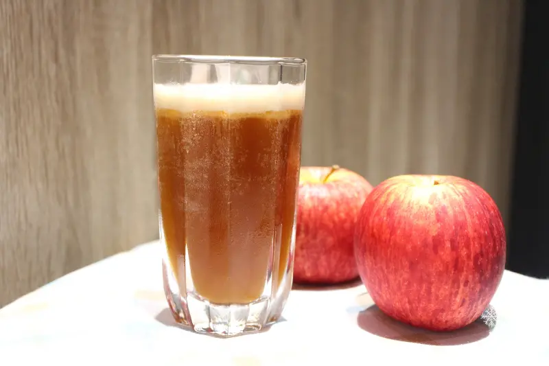 [ 永春站美食 ] 淺藍 × 廿茶～用慢磨機一口喝下整顆蘋果的永春茶飲店