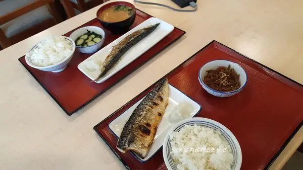 三猿廣場台中店/台中站前食堂。現烤魚鮮甜.醋味裙帶菜入味好吃