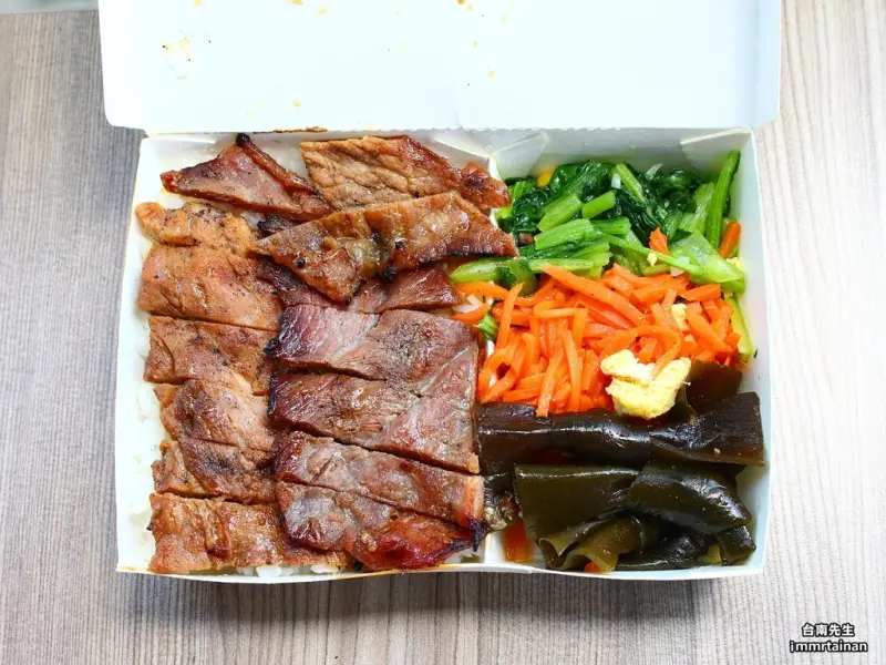 台南燒肉飯／30多年老店／每日限量供應／木炭烘烤獨家醃料／巷弄隱藏版美食／在地人就愛這一味／用餐時段必排隊－「佳味美食便當」