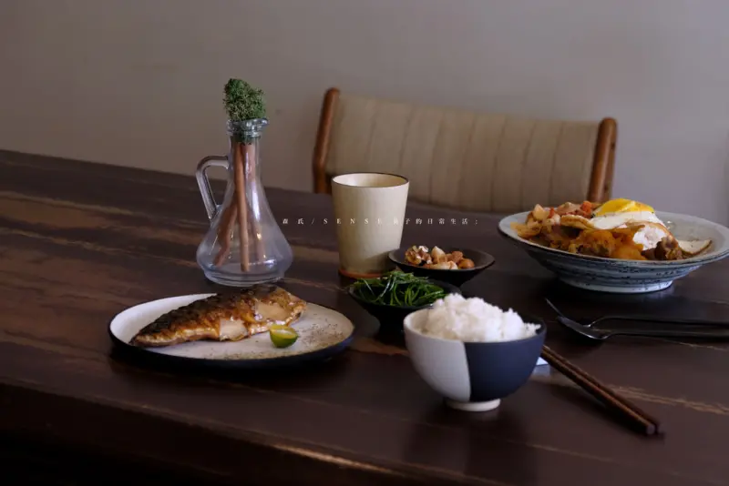 森氏 新北永和，綠意老木風格咖啡館，精緻餐盤上的家常鲭魚飯。永安市場站美食/新北咖啡/永和美食【男子的日常生活】