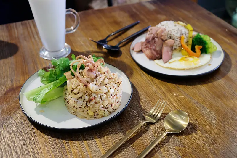 【永安市場】★森氏★清幽巷弄咖啡館，悠閒地享用份美味的小卷炊飯吧｜永和 咖啡廳 硬骨魚覓食中