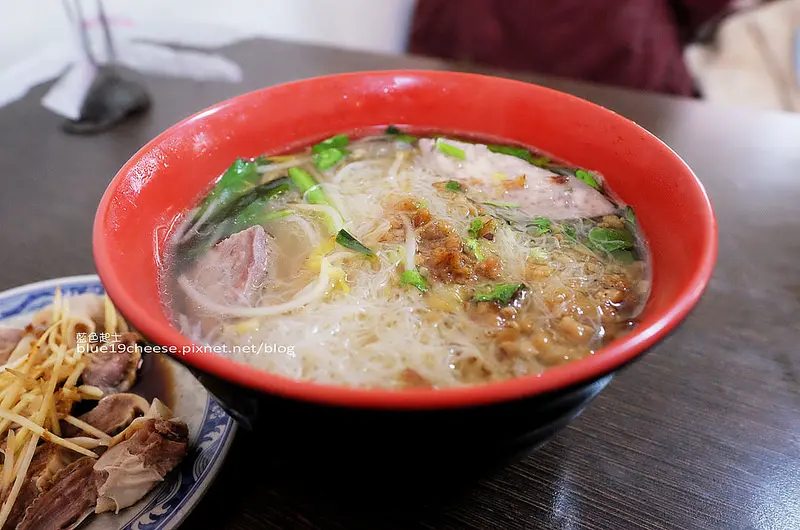 【台中龍井】家鄉麵-二十年老店.招牌米粉芋頭.白天賣到凌晨.晚上9點後提供牛肉麵牛肉湯.東海商圈美食.向宏魯肉飯斜對面