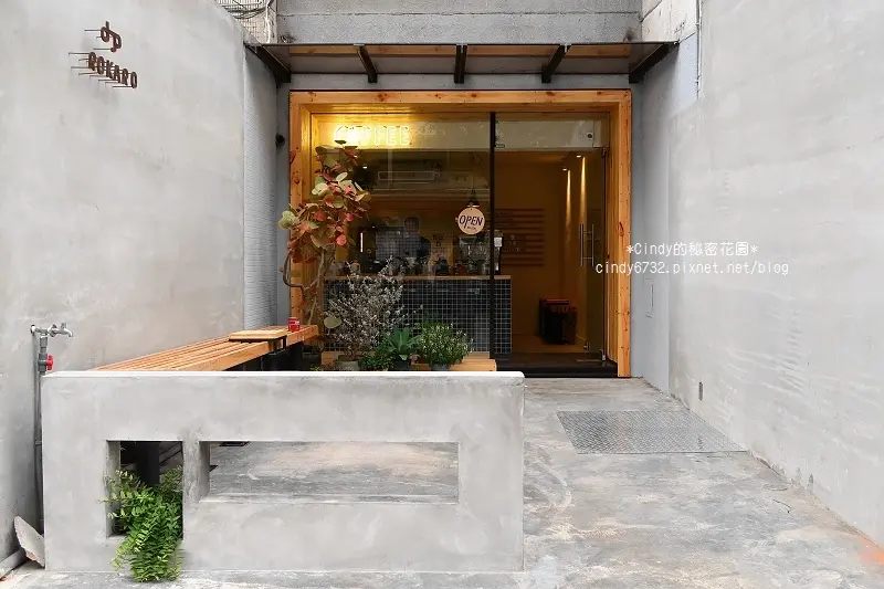 【台中西區】Rokaro coffee。簡潔明亮的低調咖啡館，咖啡好喝，抹茶捲溼潤好吃，美術館周邊，IG打卡熱點！