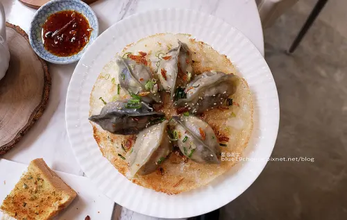 【台中南區】恆日1989-恆日壹玖捌玖.伴手禮事務所.中式早午餐.空間裝潢明亮舒適.咖啡館般的氛圍賣起中式餐點.刈包煎餃蘿蔔糕.麵線餛飩炸.豆漿糖葫蘆黑糖糕都在這裡