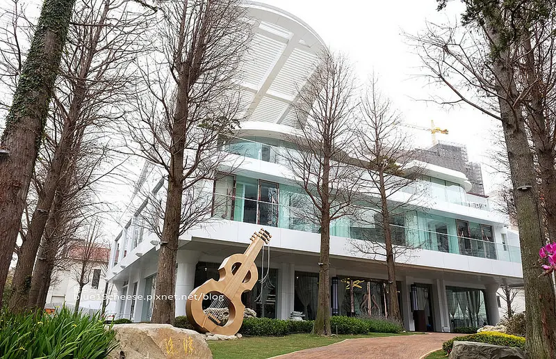 【台中西屯】琴森林主題餐廳PWF-白色鋼琴為主題的建築餐廳.林木環繞.一旁還有黑白琴鍵步道.漂亮唯美好拍.約會慶生選擇.台中再一IG打卡熱點.附有停車場