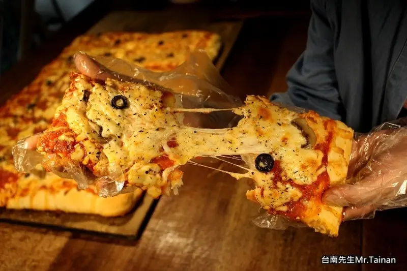 台南披薩／外酥內Q鬆厚餅皮／招牌雙倍起司超牽絲／用料實在價格親民／1人也能輕鬆獨享／學區人氣美食名店