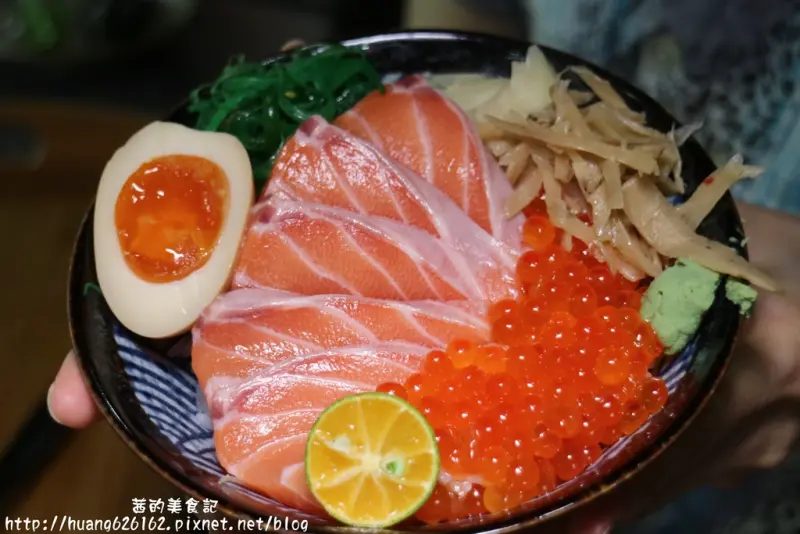【台北內湖區】只要200元左右就能吃到超澎湃鮭魚親子丼飯『澄食小人屋 』CP值超高內湖丼飯/平價日式料理/生魚丼飯/握壽司 /鮭魚親子丼飯定食/豬五花丼定食/湖光市場美食/捷運內湖站