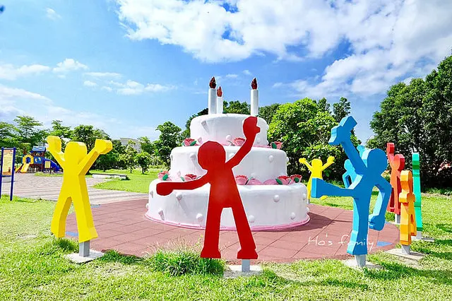 [台東親子景點]新亮點！歡樂蛋糕主題公園繽紛好玩～生日蛋糕公園｜海盜船、攀爬網、三座分齡遊具、主題大蛋糕、賴馬動物繪本雕像、大草地辦趴野餐好Happy