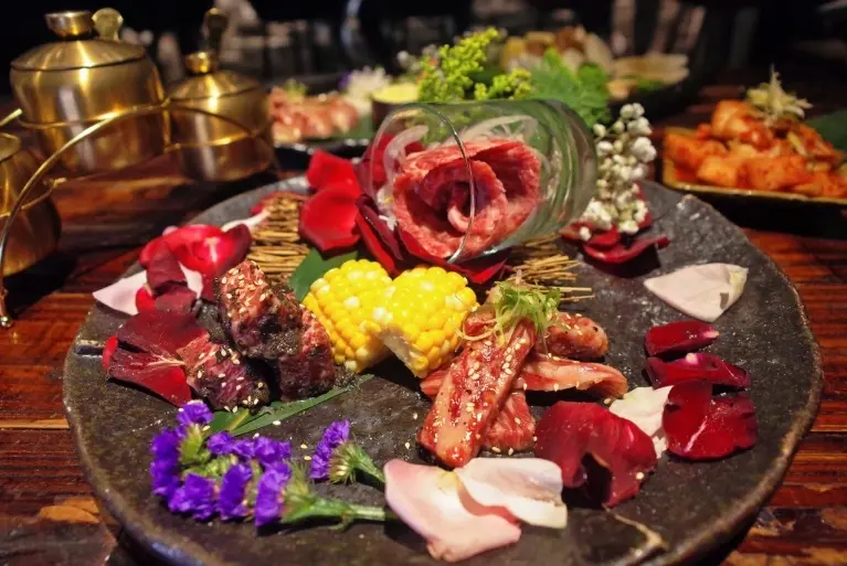 【吽Home｜忠孝復興站、市民大道】大啖燒肉、大口喝酒！頂級食材與五星擺盤　還有回「吽Home」的舒適感