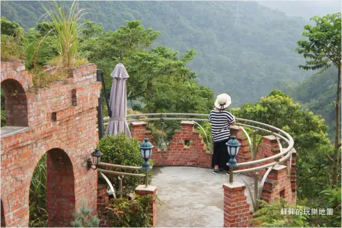 【新店景點】青立方Greenery Cube  Café-隱藏在山林中的景觀餐廳,復古紅磚瓦城牆超好拍!