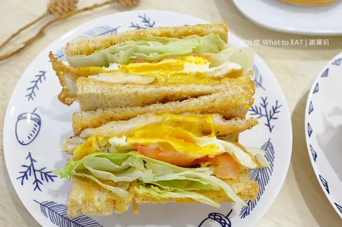 《三重♥食記》吃什麼What to EAT。藏在巷弄內的簡約小清新，三明治紮實又澎派，這家早午餐真的好好吃呦！(三重站)