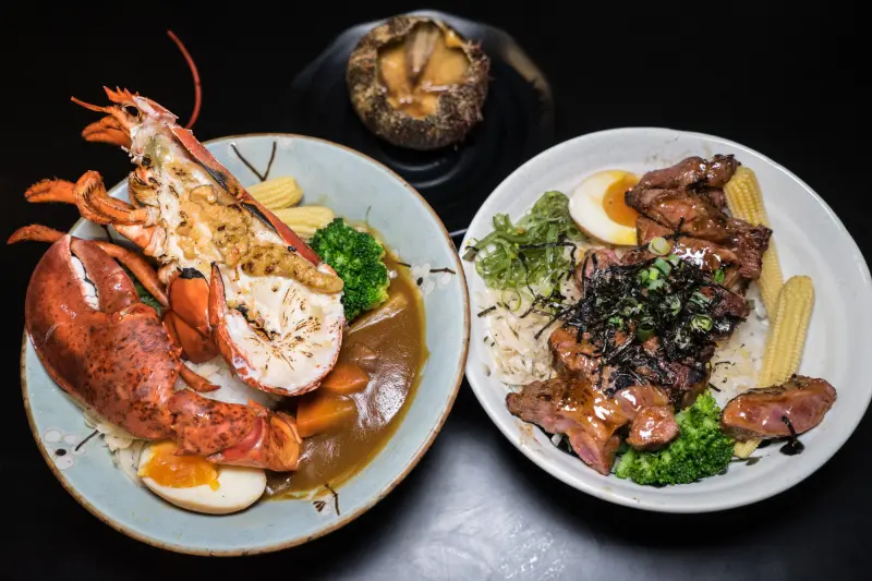 板橋極幻燒肉弁当|現撈現烤每日限定波士頓龍蝦丼只要390！Q彈龍蝦肉跟濃厚蝦膏在嘴裡蹦出滿滿海味…