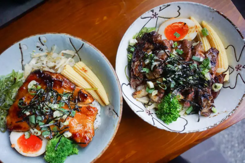 『極幻 燒肉弁当X魔王佩』新北板橋區 最近好流行這樣一碗滿滿料的丼飯喔 厚切牛排丼飯滿足肉食族的胃 板橋丼飯/捷運新新埔站『內文有店家資訊』