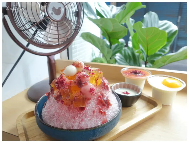 台北中正區，東門商圈｜金雞母Jingimoo甜品，吃得到真花的少女系玫瑰冰及可愛的圓滾滾金雞蛋鮮奶酪