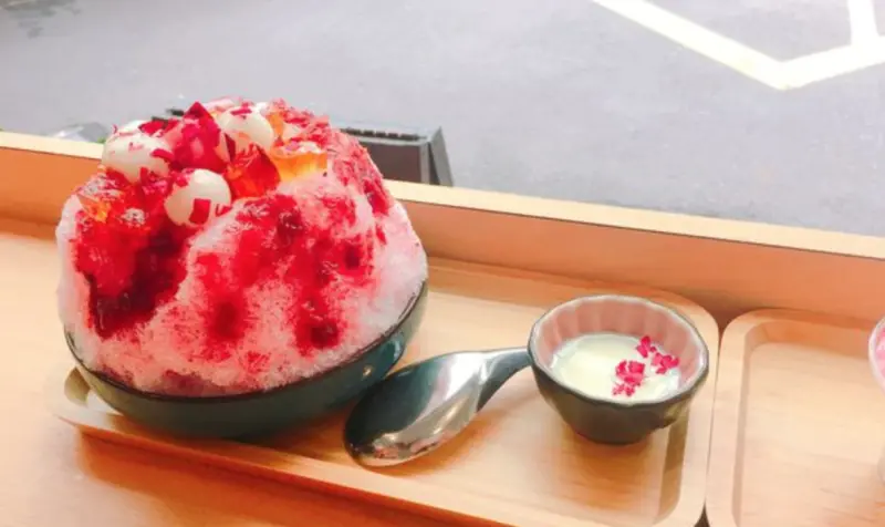 《台北❤️中正》金雞母Jingimoo・甜品，春暖大花玫瑰冰融化你的少女心🍧