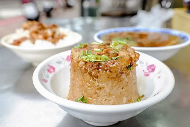 【板橋美食里】【江子翠美食】縣民大道三段97巷.富山街口無名排骨酥湯.招牌筒仔米糕1+2訪