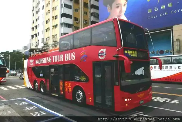 高雄最新最夯的<雙層巴士>坐在雙層巴士裡,一邊欣賞高雄風景,也會告訴你關於高雄的歷史,讓我收穫滿滿喔!