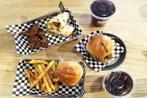 高雄鼓山區=<食>米樂福 Miller Food~學生上班族的最愛＊味道扎實又好吃的CP值漢堡＊讓你一吃還想再吃=