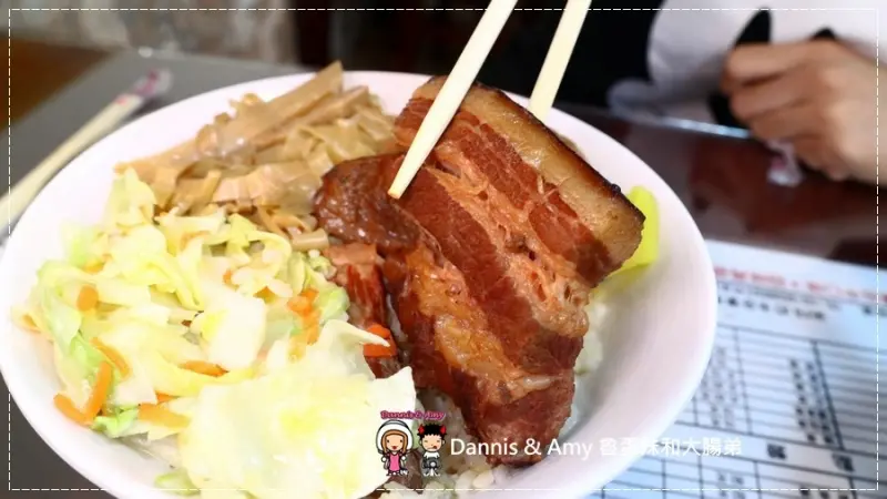 《新竹竹北小吃》爆師傅爌肉飯。台灣傳統美食小吃。招牌爌肉飯。香Q豬腳。炒米粉｜台中人才知道的東泉辣椒醬（影片）