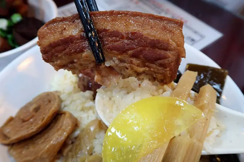 ▌新竹美食 ▌竹北爆師傅爌肉飯，台中人懷舊的傳統小吃跟東泉辣椒醬！