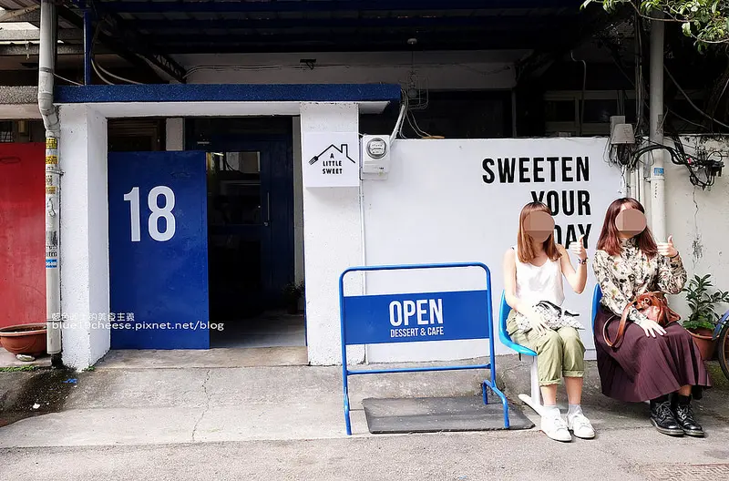 【台中北區】有點甜cafe A Littlesweet-藍白好拍老宅外牆.巷弄甜點美食.生乳酪烤乳酪.咖啡茶品奶茶.網美必拍 - 藍色起士的美食主義