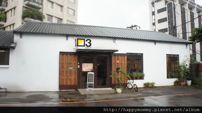 ♥台北士林。捷運士林站-三號出口藝廊咖啡廳。享受寬廣寧靜的藝術空間,邊用餐邊賞畫,還有免費WIFI～